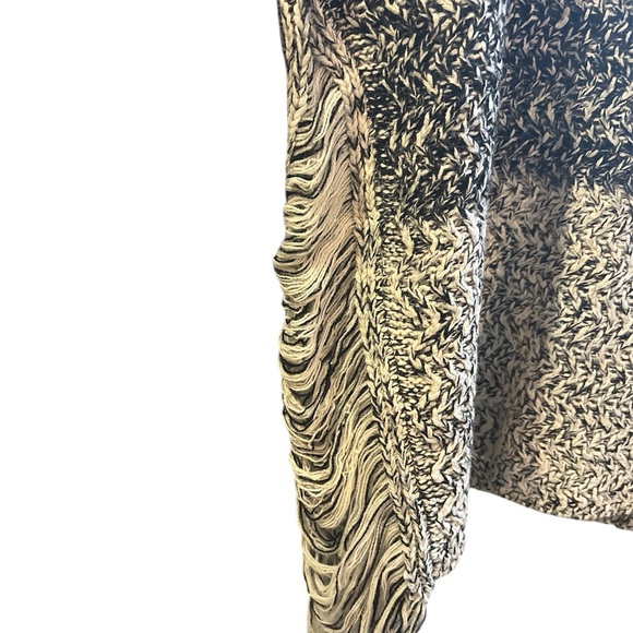 Elegant Black and Cream Women's Sweater - Picture 3 of 4